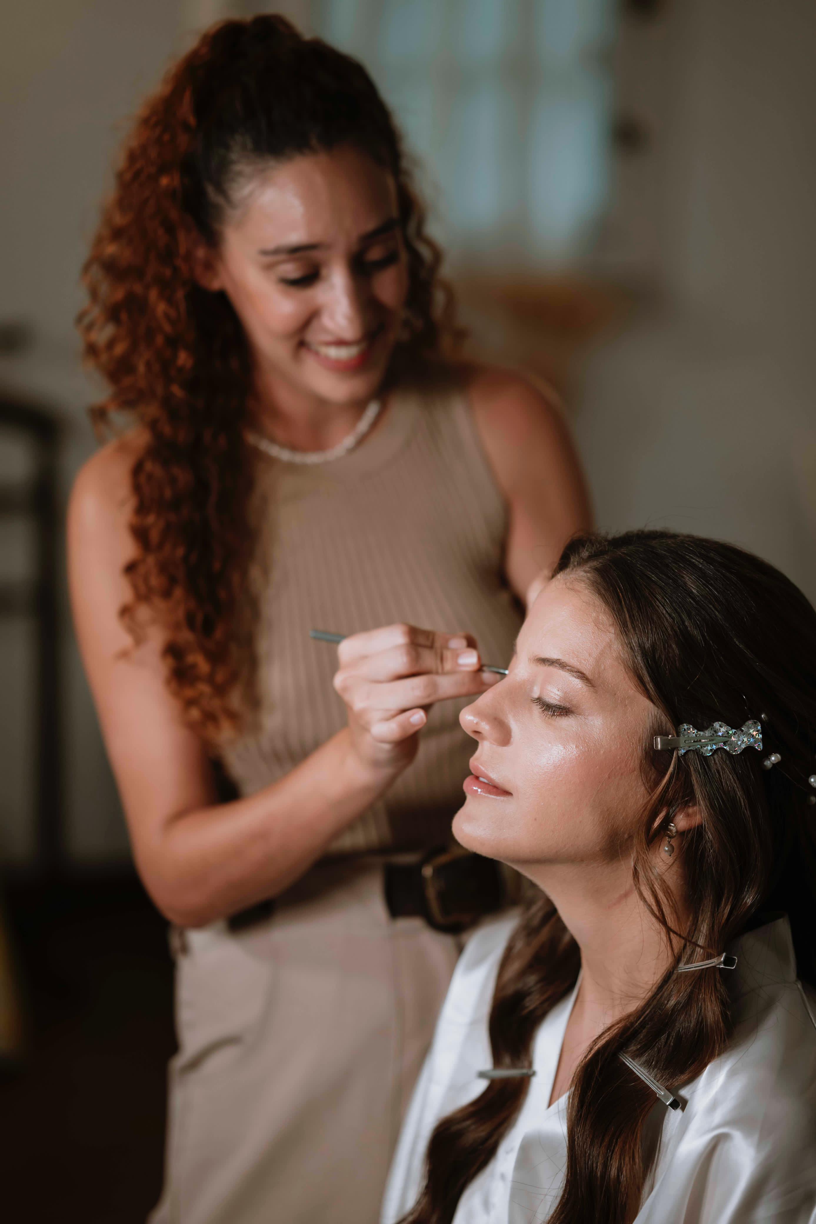 Proceso de maquillaje de novia